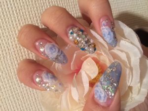 ペールブルー×ホワイトのバラ柄×ストーンぎっしり