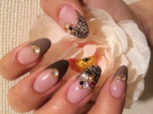 ヌードピンク×ブラウンの斜めフレンチ×パイソン柄