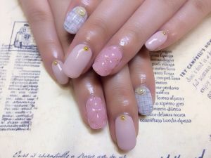 くすみピンクのワンカラー×ホワイトのツイード柄