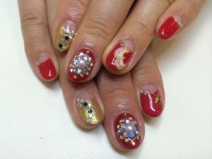 レッド×ゴールドのワンカラー×大粒ストーンのビジュー
