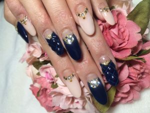 ネイビー×ヌードベージュの交互塗り×大粒ビジュー