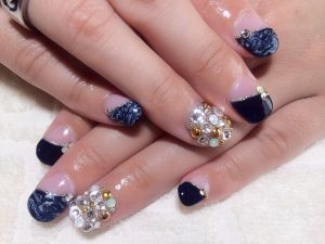 ネイビーの逆フレンチ×大粒パールのビジュー