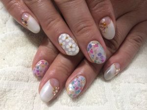 ミルキーホワイト×カラフルな押し花風の小花