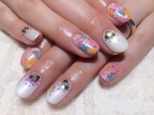 ホワイト×カラフルシェルのニュアンス×ゴールドパーツ