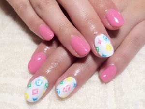 ピンクのワンカラー×ホワイトのカラフル文字柄