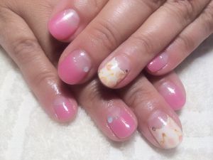 ピンクのワンカラー×シェルフレークのショートネイル