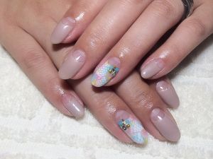 グレージュのワンカラー×シェルとホロのアクセント