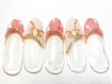 ピンクの逆フレンチチップ×ゴールドのチェーンライン