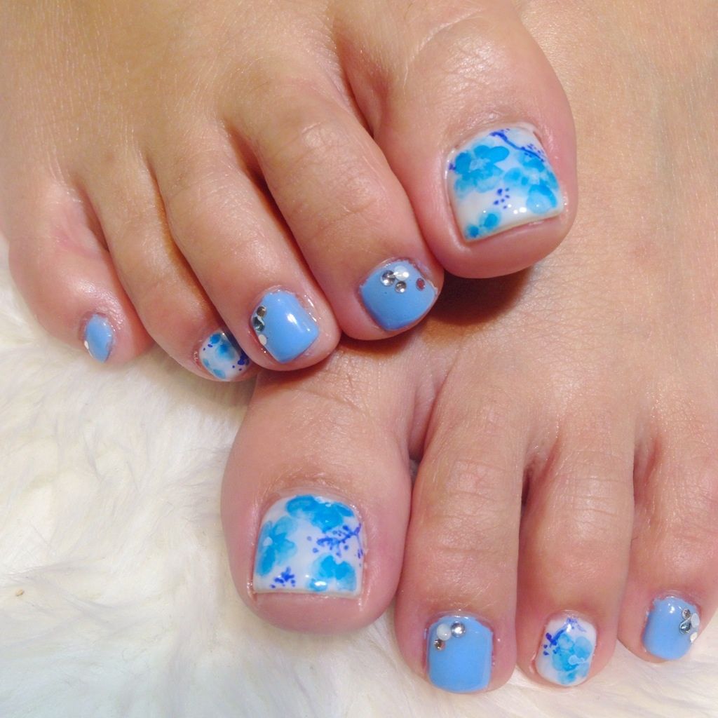 ブルーの水彩アートのフットネイル×ストーン
