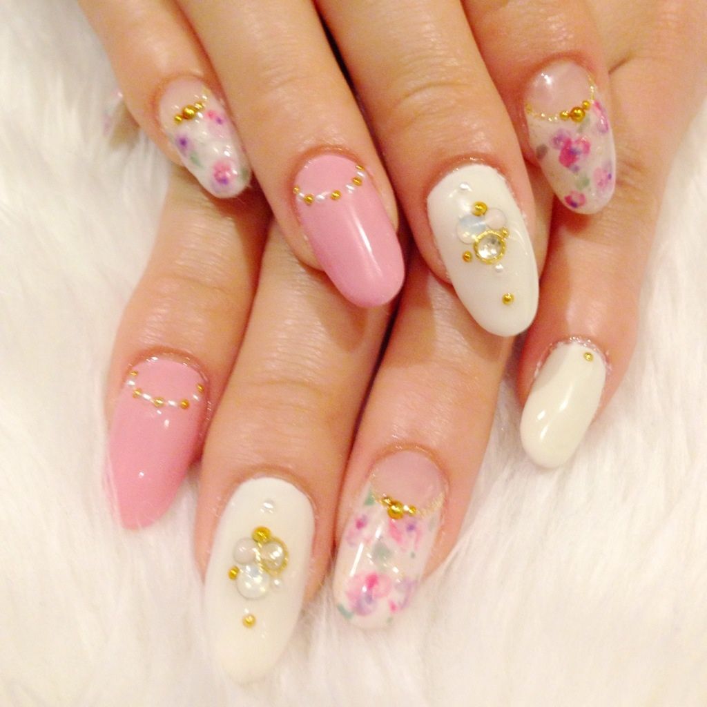 ピンク×ホワイトの押し花ネイル×ゴールドライン