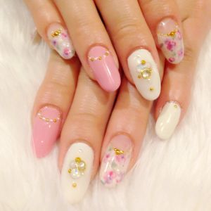 ピンク×ホワイトの押し花ネイル×ゴールドライン