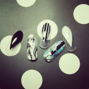 モノトーンのアートチップ×ストライプとニュアンス