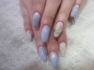 ペールブルー×ベージュのワンカラー×ゴールドのアート