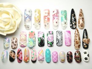 ヒョウ柄や花柄が並ぶサンプルチップ