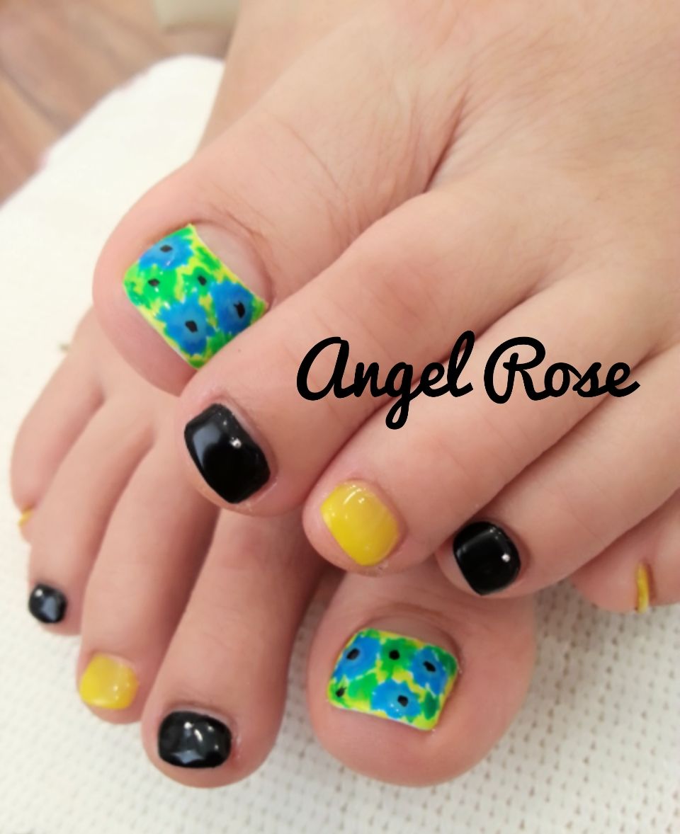 Botanical pattern nail