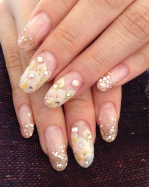 ラメグラ＆埋め込み花ネイル