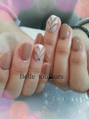シンプル大人可愛いデザインネイル
