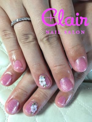 桜ピンクのエンボスお花ネイル
