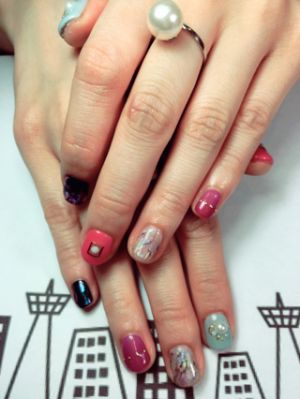 カラフル個性派ネイル
