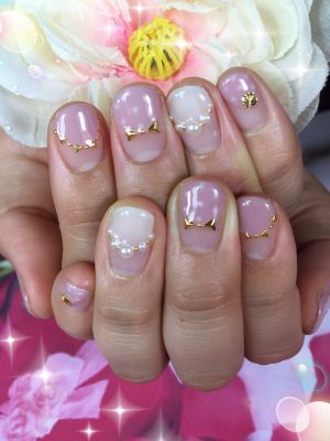 スタッズとパール使いで上品変形フレンチ