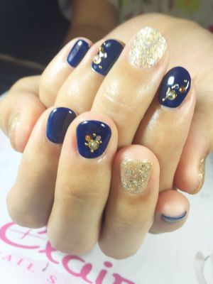 COOLで華やかなネイビーネイル