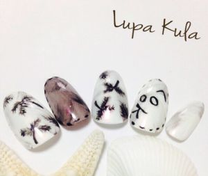 ヤシの木&フェザー柄ネイル