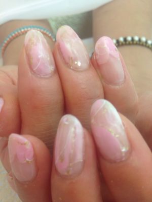 ピンクのニュアンス×ゴールドの箔とシェル