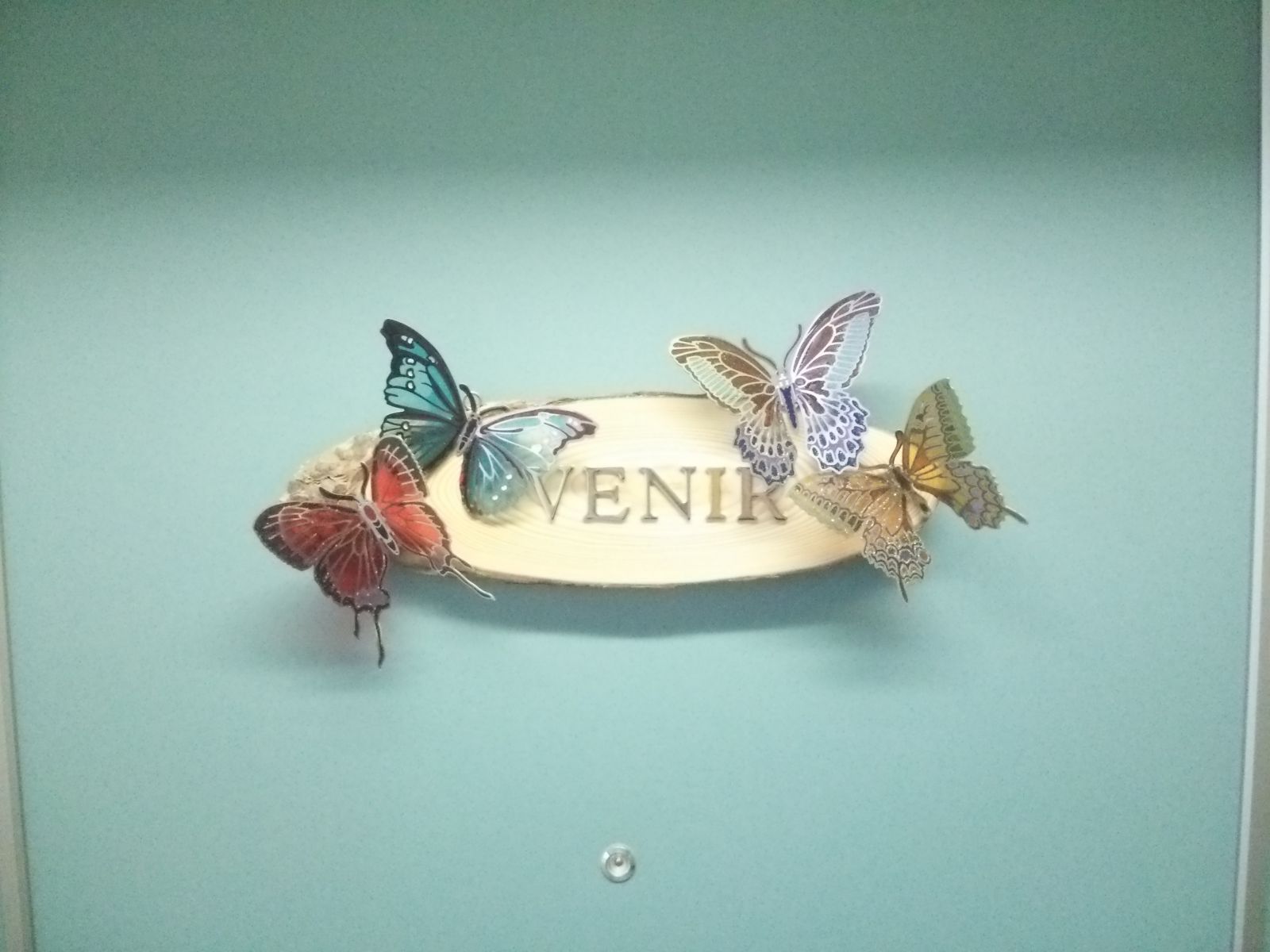かわいい蝶々の看板が目印です