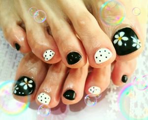 ホワイトブラックのお花フットデザイン