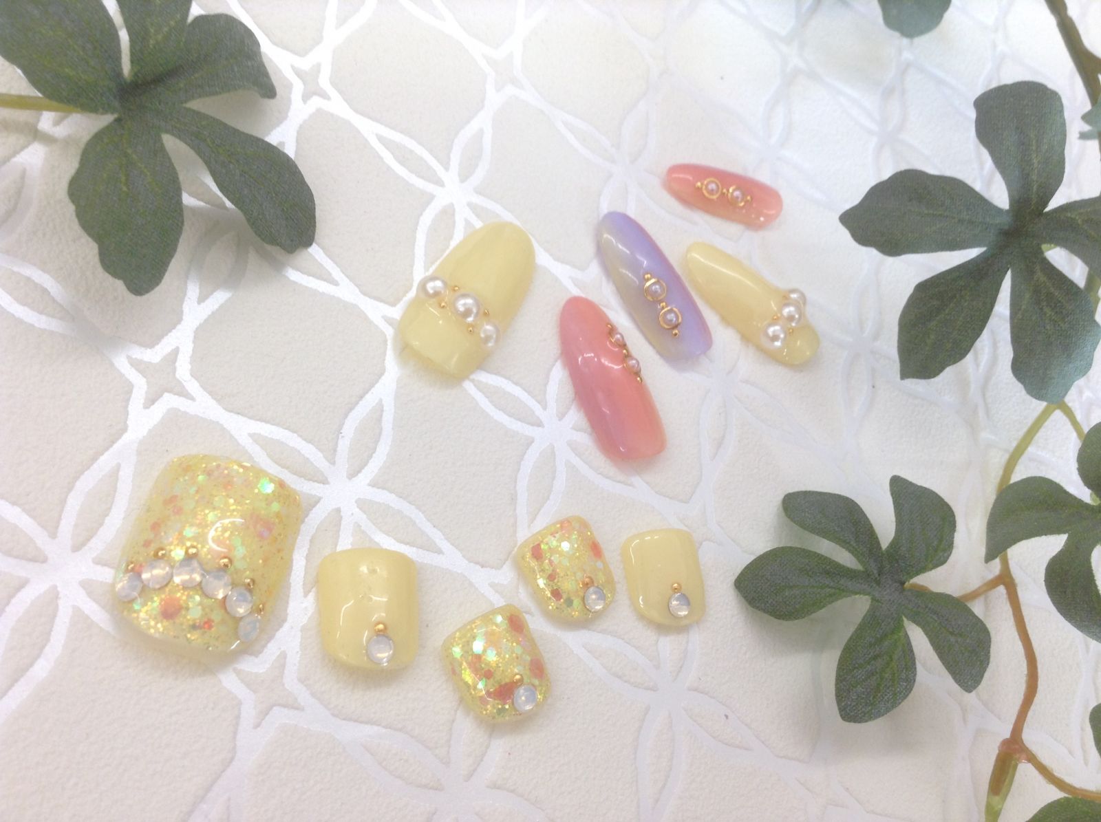 ラッキーカラーのレモンイエローを使った風水ネイルです☆