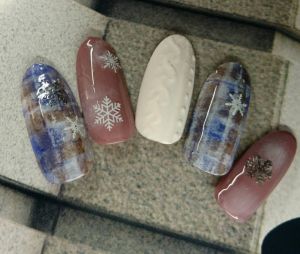 チェック+ニット+雪の結晶ネイル