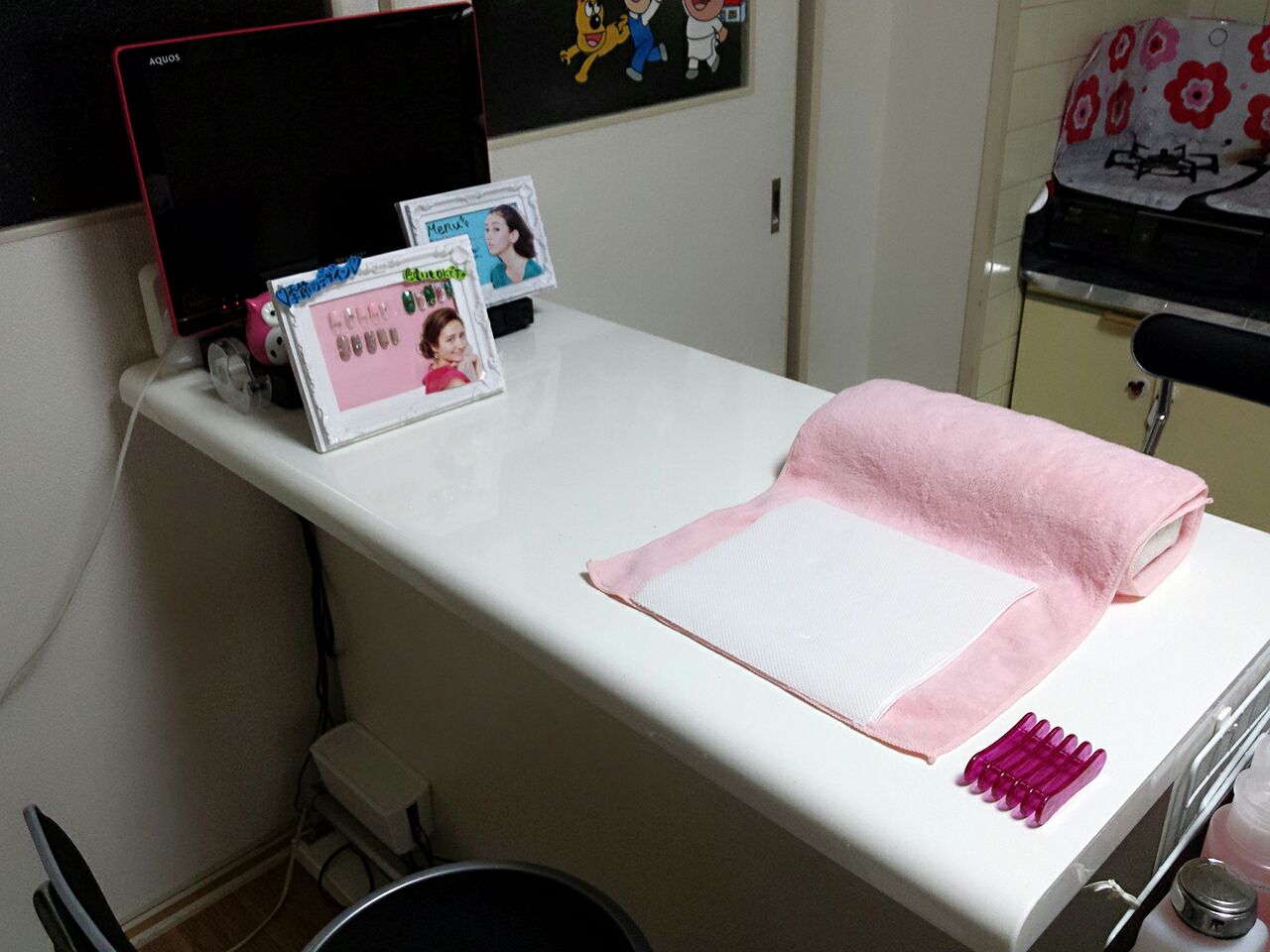 施術カウンターのお写真です♪
好きなテレビを見ていただいたり、DVDももちろん見ていただけます♡