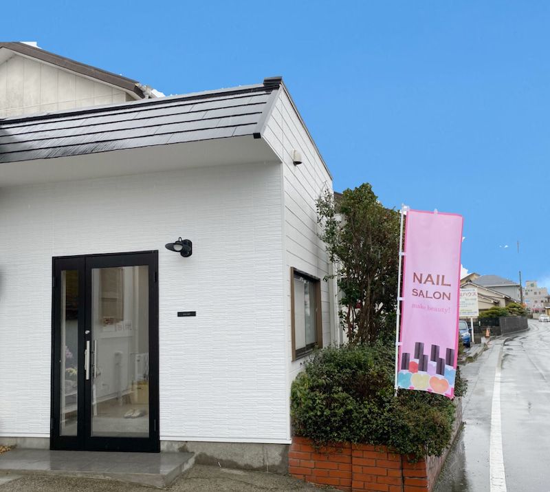 サロンの前が無料駐車場になります。