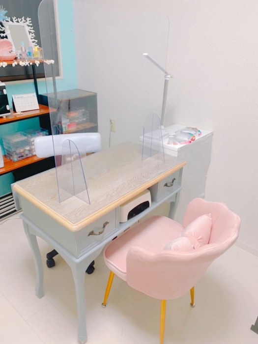 NAIL SALON MERROW