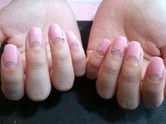 淡いピンクのワンカラー×ストーンのワンポイント