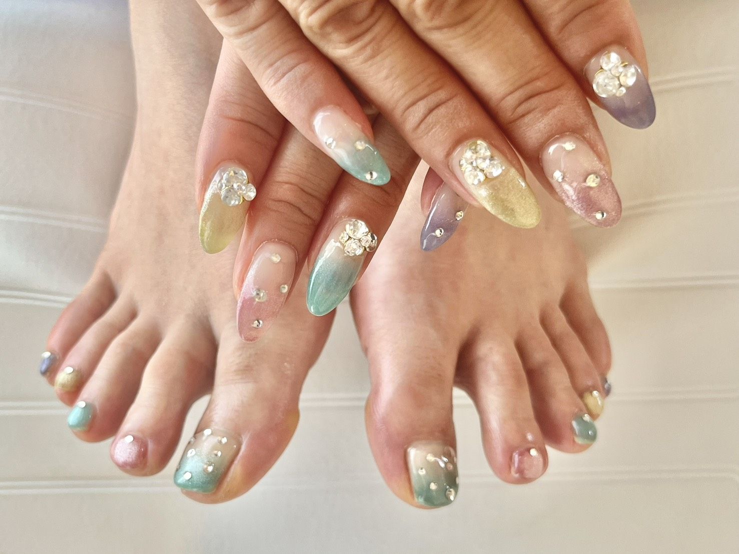 お揃いカラフルネイル - Megumi Nail