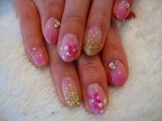 シンプル豪華な春ネイル