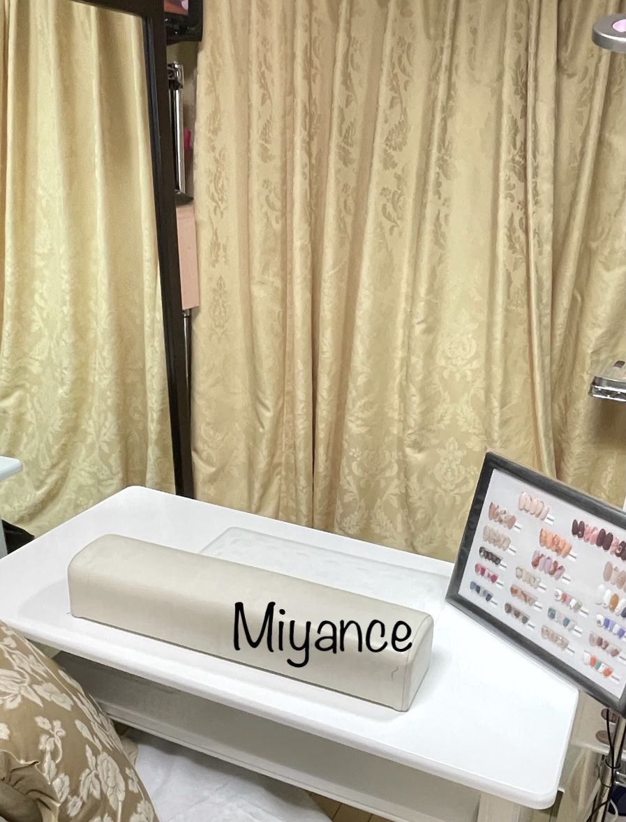 プライベートサロンで女性スタッフによる女性限定で、白髪抜きとネイルのサービスを提供しております☆