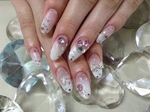 ホワイトフレンチ×ピンクの花とストーン