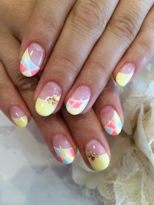 パステルイエローの変形フレンチ×フルーツパーツ