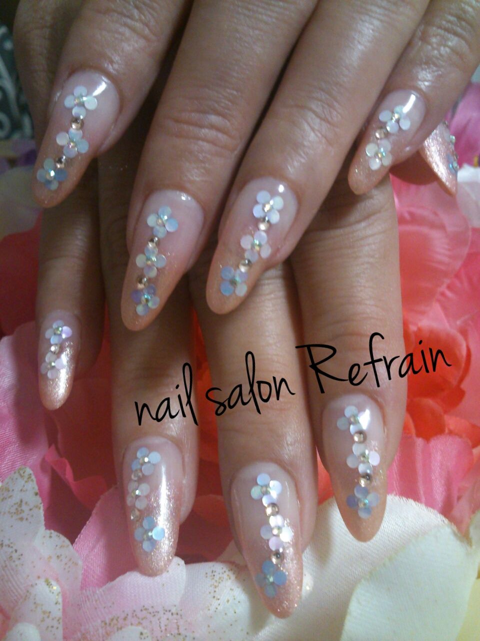 nail salon Refrain
