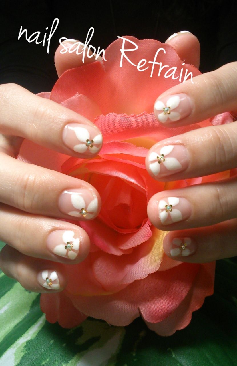 nail salon Refrain