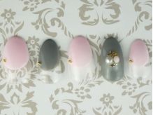 ピンク×グレーのワンカラー×白い立体フラワー