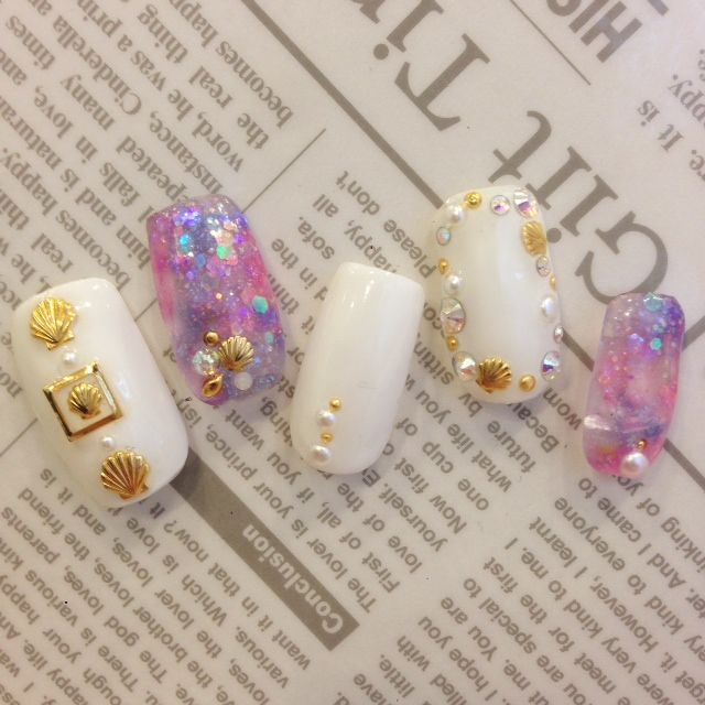 シェルパーツをポイントにしたリゾートネイル♡
