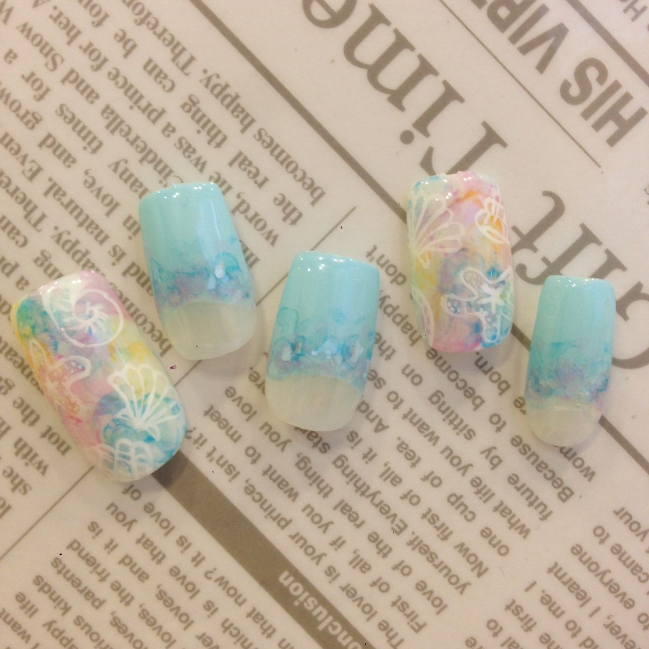やさしいカラーのタイダイ柄が涼しい貝殻ネイル♡