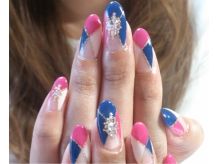 ブルー×ピンクの色違いネイル×ゴールドのアート